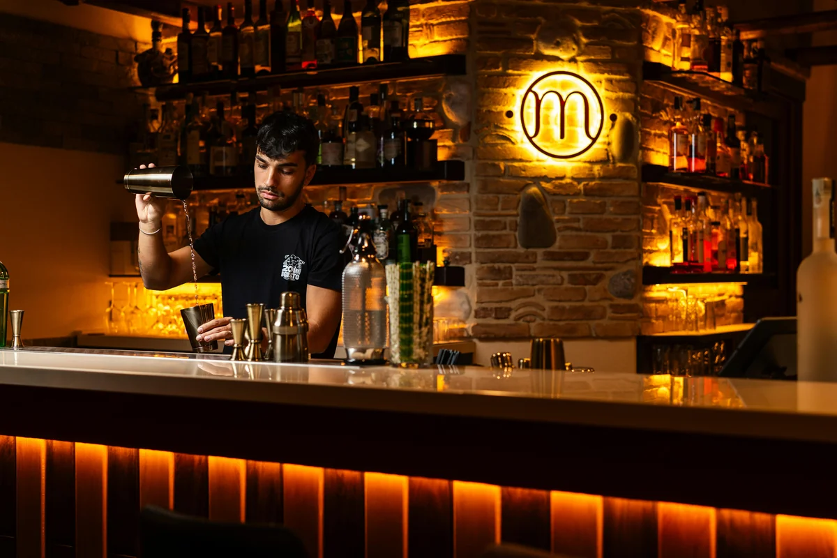 Bartender pouring drinks during a Duval pub crawl